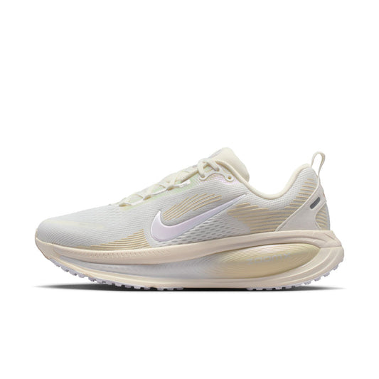 IO9915-100 - W NIKE VOMERO 18 ESS